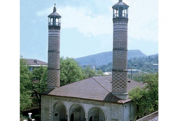 В мечеть города Шуша дали свет – на минарете флаг Азербайджана (ВИДЕО)