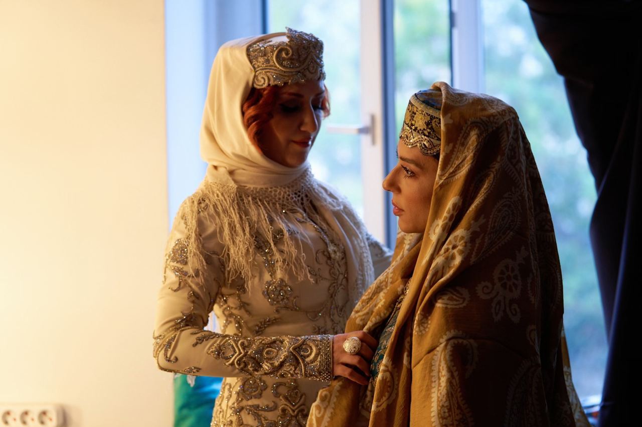 От Нью-Йорка до Баку - Удивительная красота и изящество цветка Xары бюльбюль в коллекциях азербайджанских дизайнеров (ФОТО)