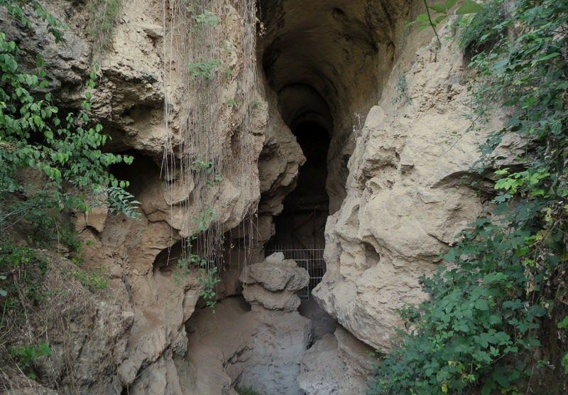 Флаг Азербайджана на входе в древнюю Азыхскую пещеру - факты из истории  (ВИДЕО,ФОТО)