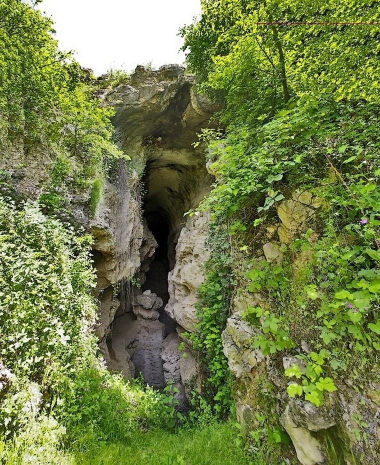 Флаг Азербайджана на входе в древнюю Азыхскую пещеру - факты из истории  (ВИДЕО,ФОТО)