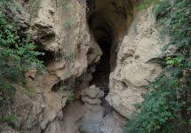 Флаг Азербайджана на входе в древнюю Азыхскую пещеру - факты из истории  (ВИДЕО,ФОТО)