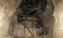 Флаг Азербайджана на входе в древнюю Азыхскую пещеру - факты из истории  (ВИДЕО,ФОТО)