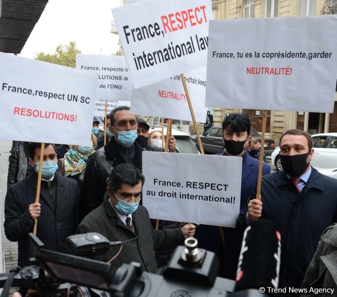 В Баку перед посольством Франции прошла акция протеста (ФОТО)