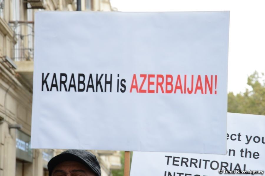 В Баку перед посольством Франции прошла акция протеста (ФОТО)