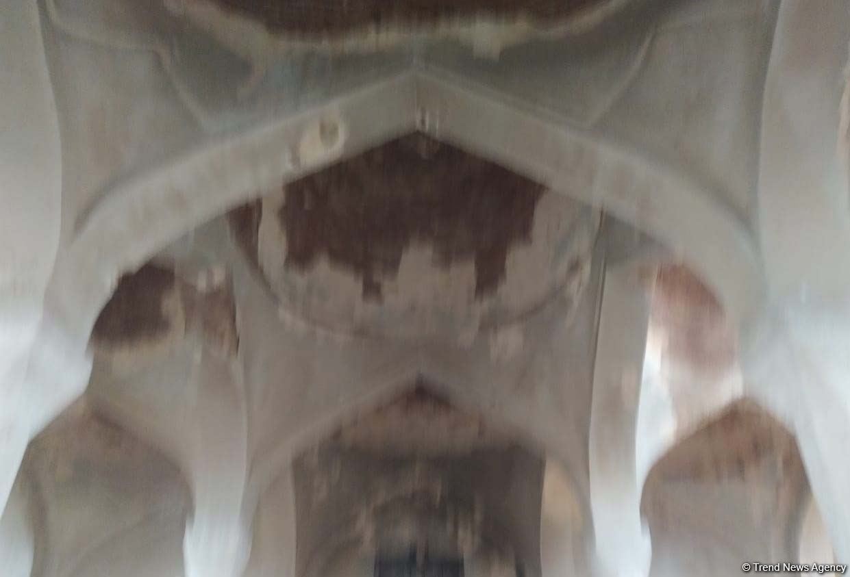 Пророческие слова из Корана на входе в чудом уцелевшую Агдамскую мечеть (ФОТО)