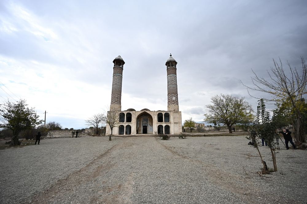 Президент Азербайджана Ильхам Алиев и Первая леди Мехрибан Алиева побывали в освобожденном от оккупации городе Агдам (ФОТО/ВИДЕО)