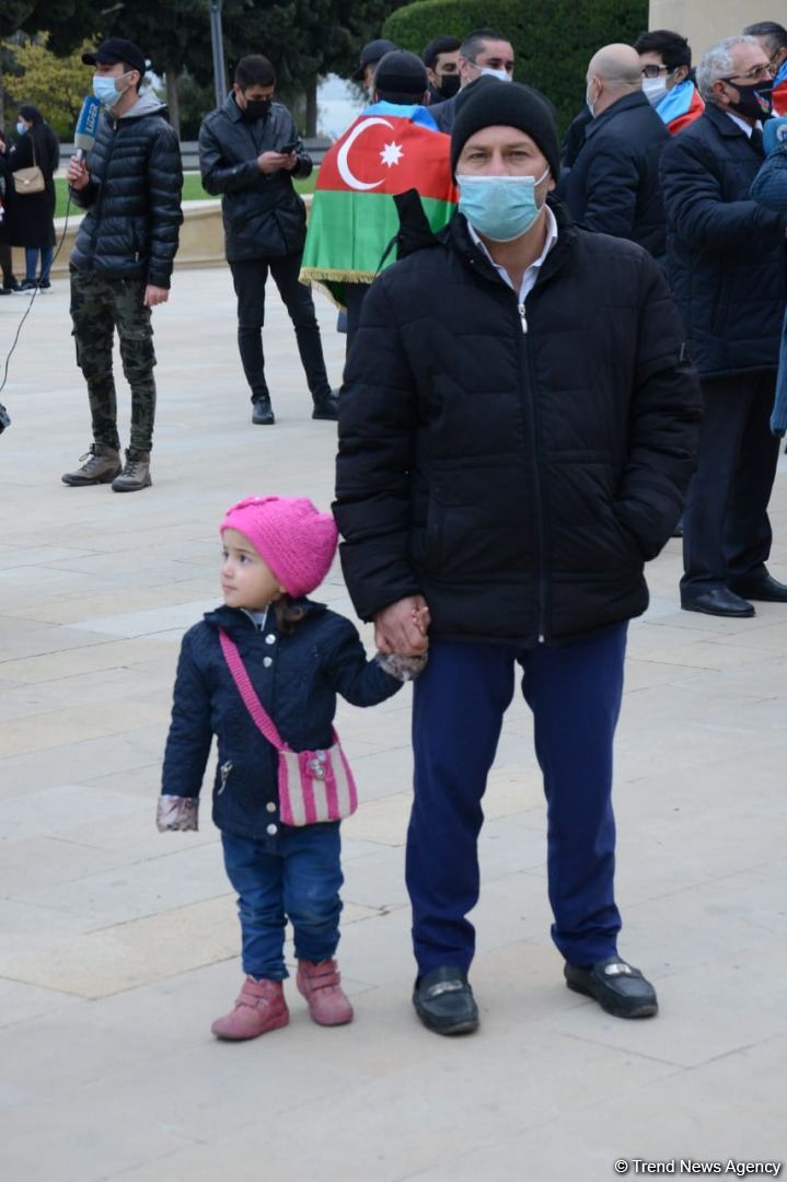 Жители Кельбаджарского района посетили Аллею шехидов (ФОТО)