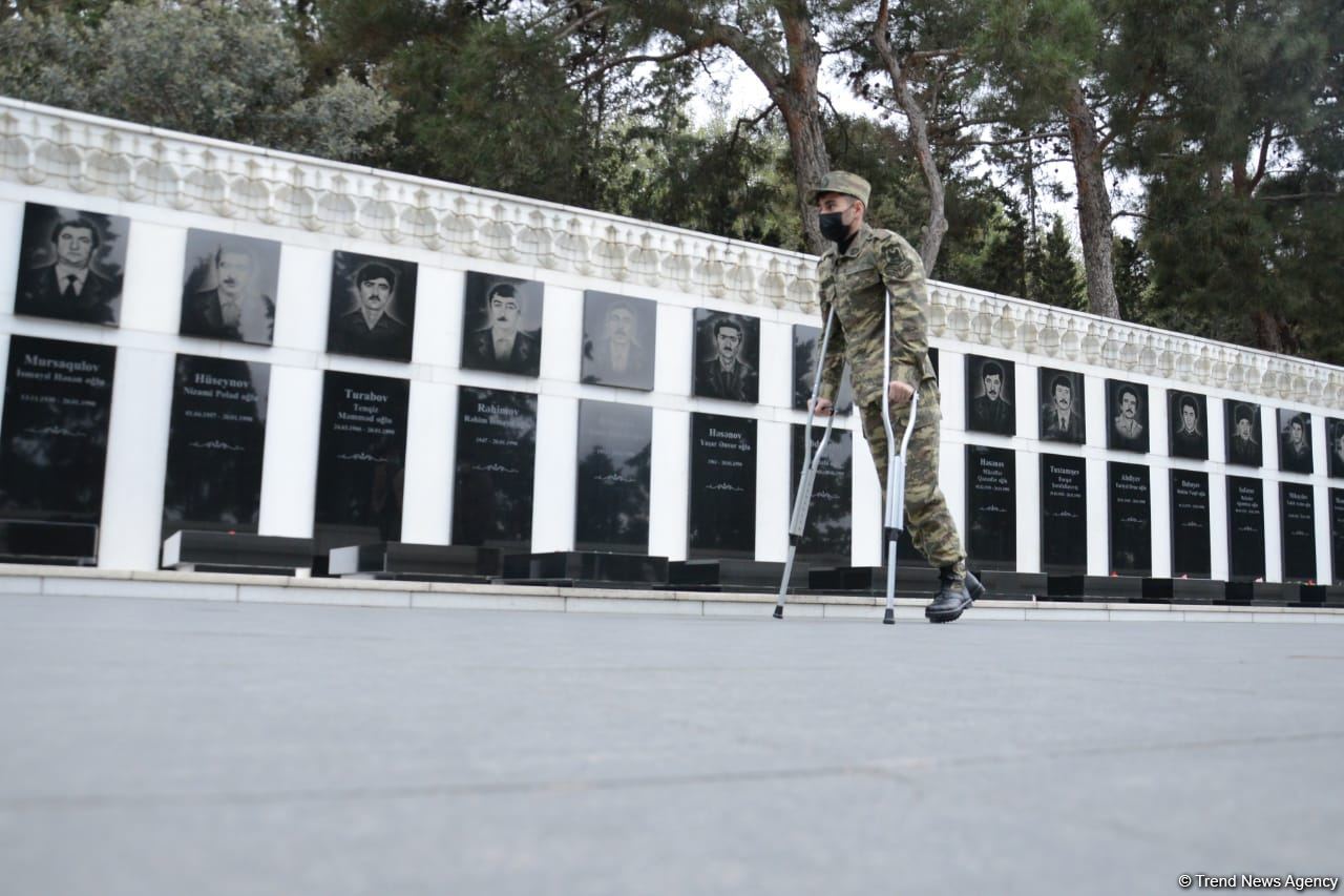 Жители Кельбаджарского района посетили Аллею шехидов (ФОТО)