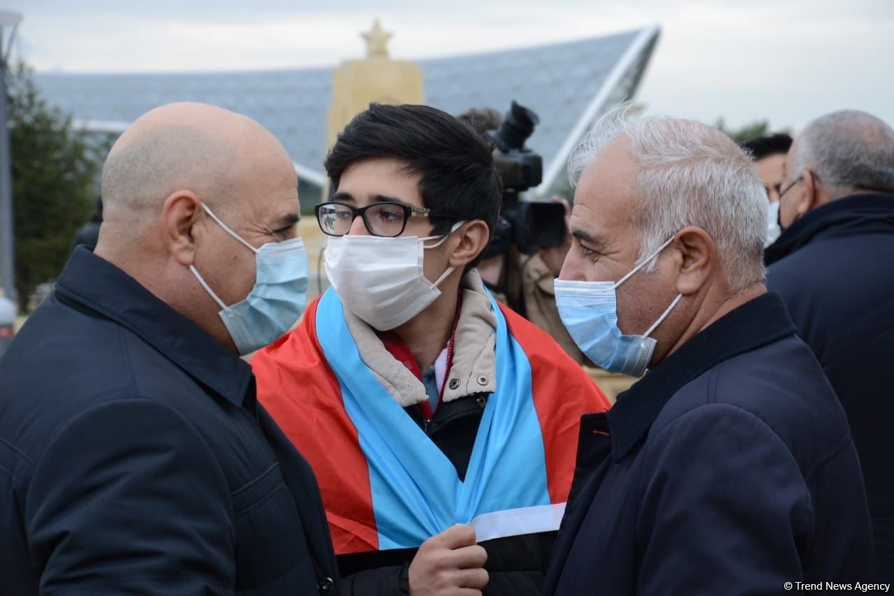 Жители Кельбаджарского района посетили Аллею шехидов (ФОТО)