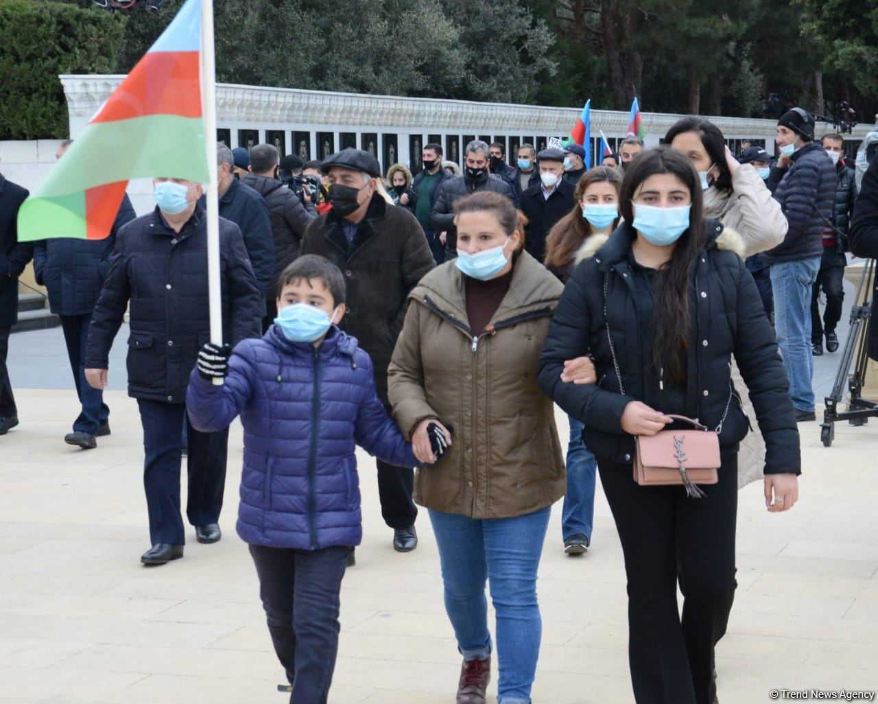 Жители Кельбаджарского района посетили Аллею шехидов (ФОТО)