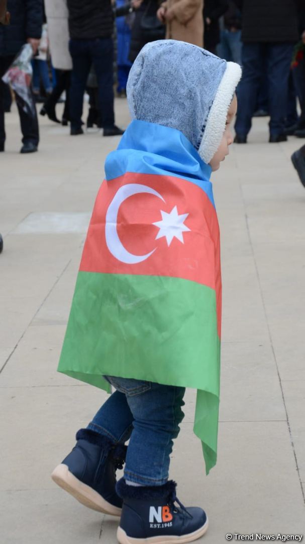 Жители Кельбаджарского района посетили Аллею шехидов (ФОТО)