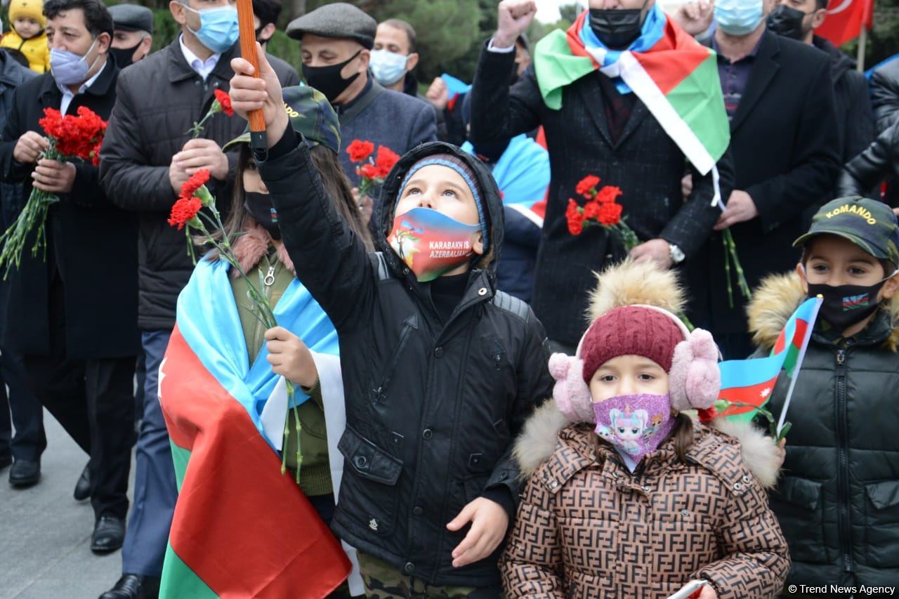 Жители Кельбаджарского района посетили Аллею шехидов (ФОТО)
