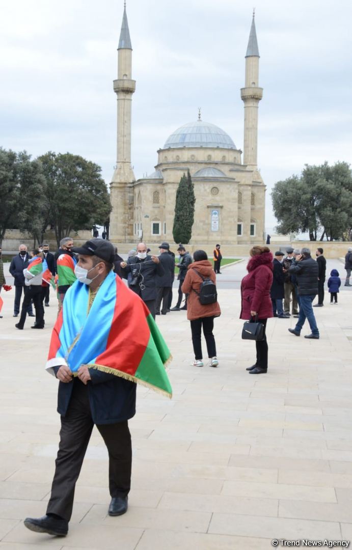 Жители Кельбаджарского района посетили Аллею шехидов (ФОТО)