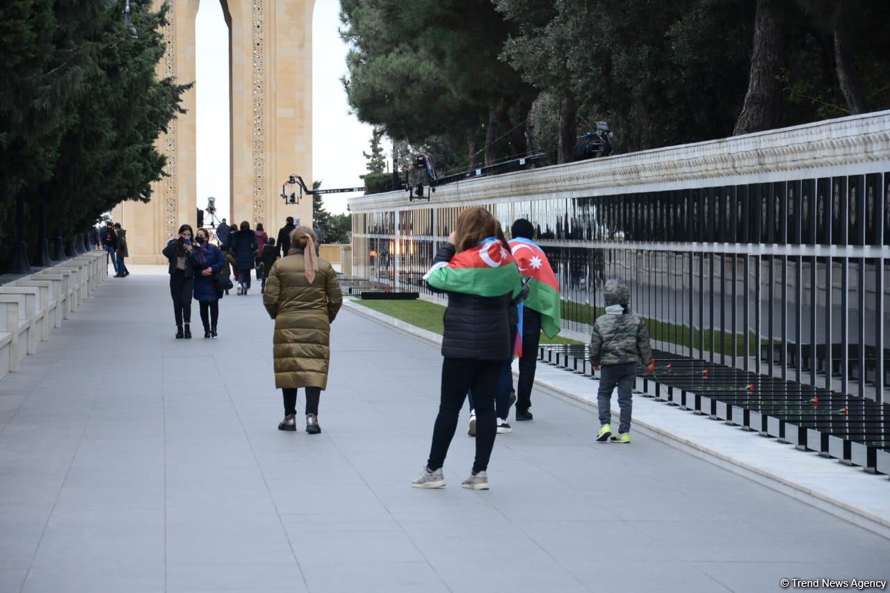 Жители Кельбаджарского района посетили Аллею шехидов (ФОТО)