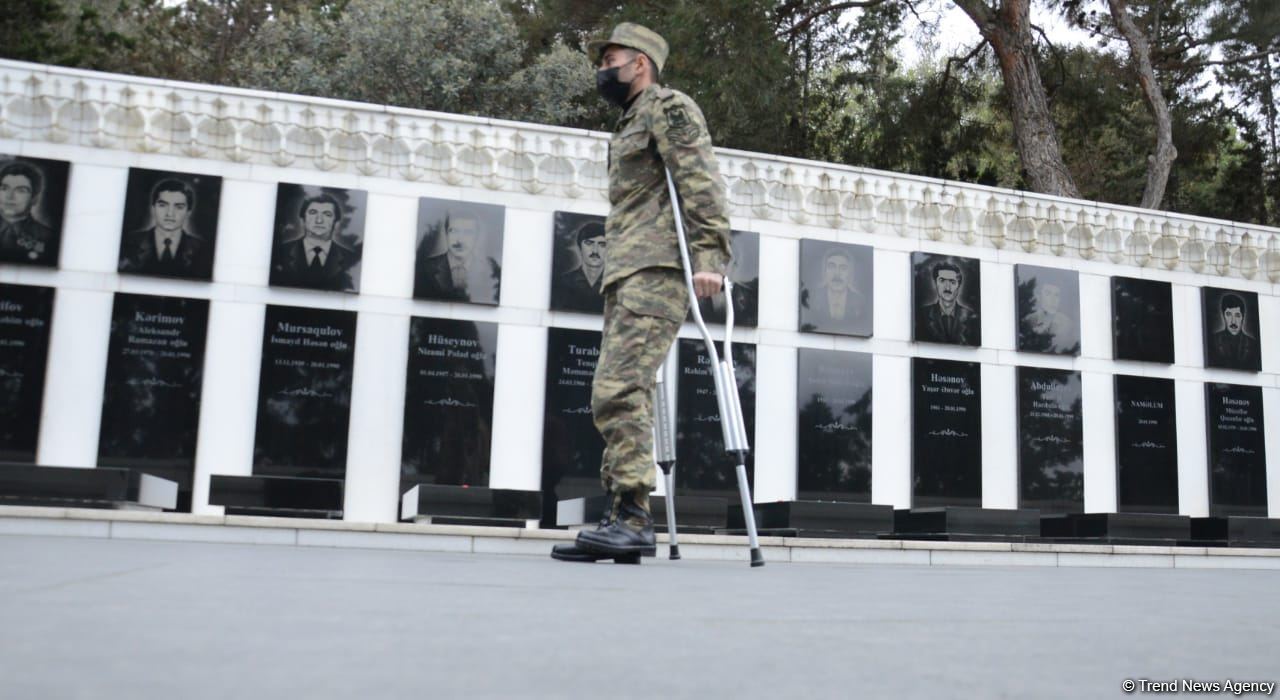 Жители Кельбаджарского района посетили Аллею шехидов (ФОТО)