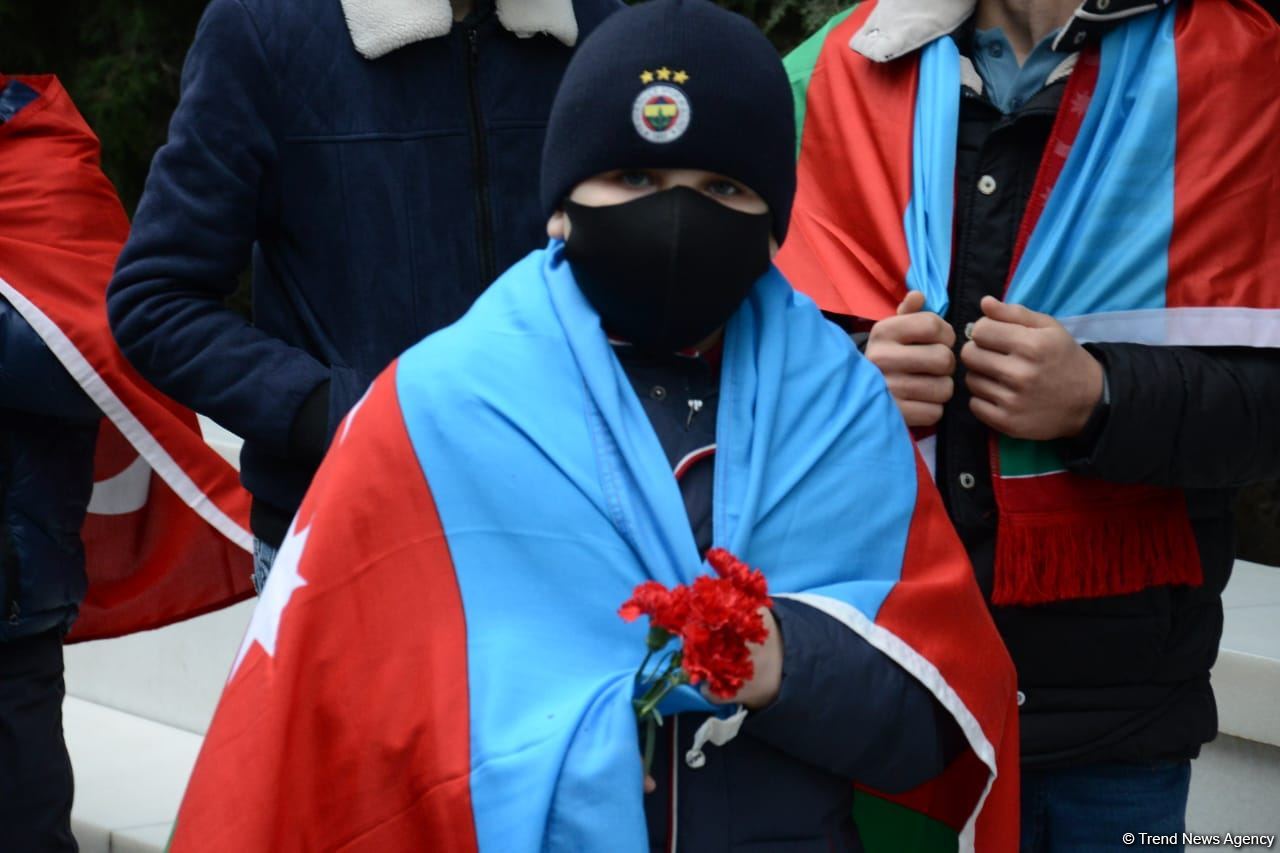 Жители Кельбаджарского района посетили Аллею шехидов (ФОТО)