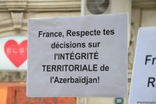 Участники акции протеста озвучили заявление перед посольством Франции в Баку (ФОТО/ВИДЕО)