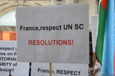 Участники акции протеста озвучили заявление перед посольством Франции в Баку (ФОТО/ВИДЕО)