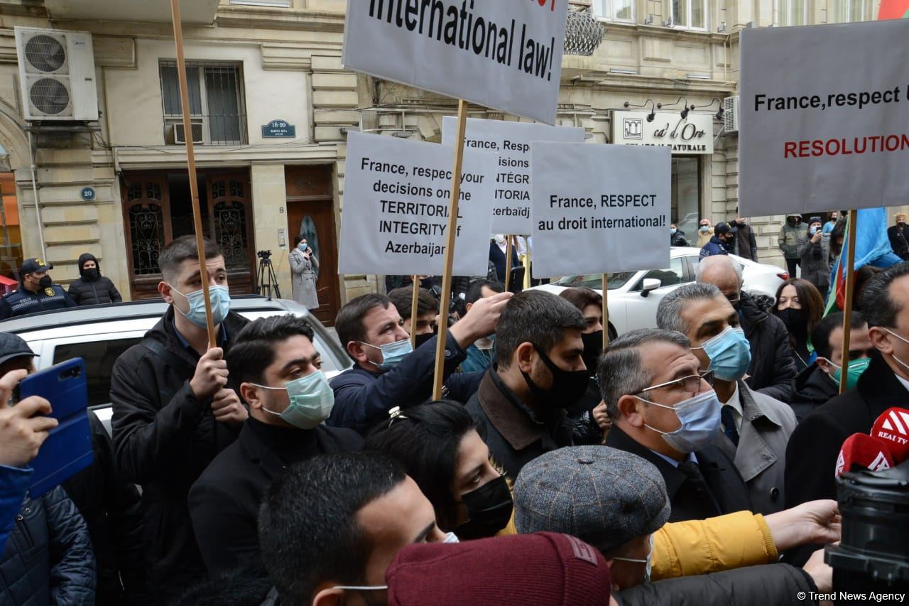 Участники акции протеста озвучили заявление перед посольством Франции в Баку (ФОТО/ВИДЕО)