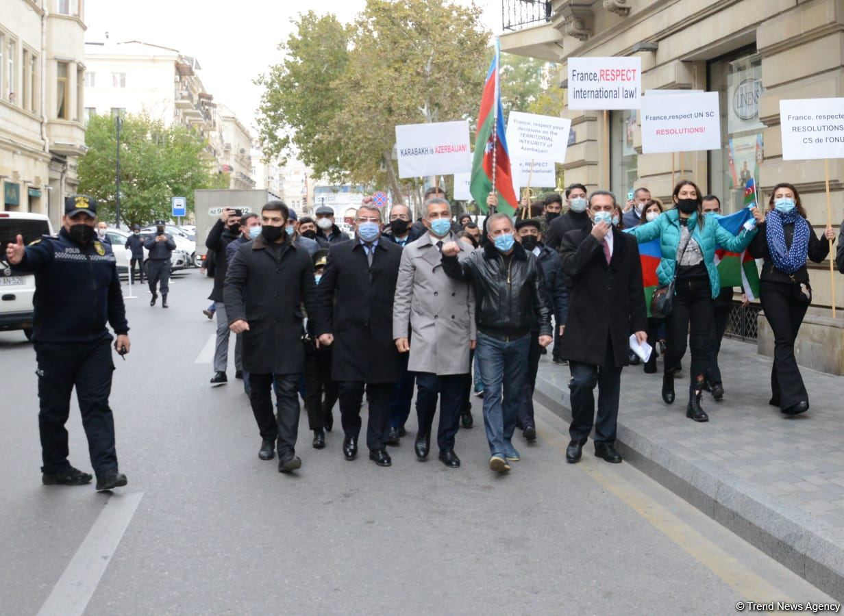Участники акции протеста озвучили заявление перед посольством Франции в Баку (ФОТО/ВИДЕО)