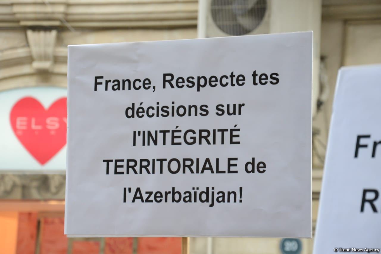 Участники акции протеста озвучили заявление перед посольством Франции в Баку (ФОТО/ВИДЕО)