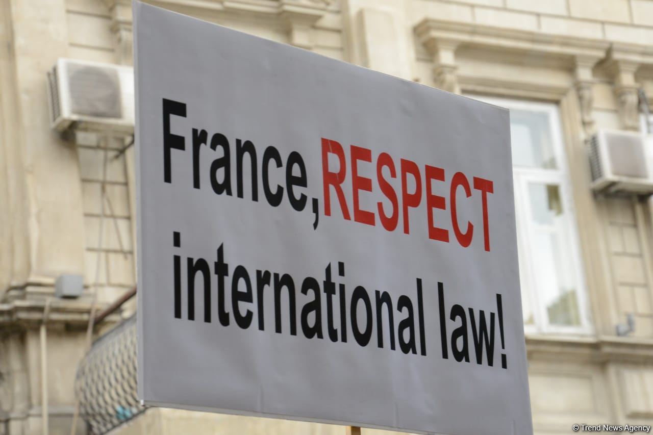 Участники акции протеста озвучили заявление перед посольством Франции в Баку (ФОТО/ВИДЕО)