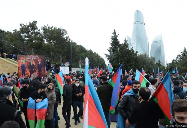 Лачинцы посетили Аллею шехидов в Баку (ФОТО)