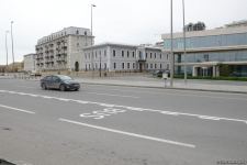 На ряде улиц и проспектов Баку создаются спецполосы для автобусов (ФОТО)