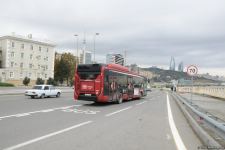 На ряде улиц и проспектов Баку создаются спецполосы для автобусов (ФОТО)