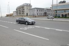 На ряде улиц и проспектов Баку создаются спецполосы для автобусов (ФОТО)