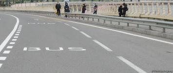 На ряде улиц и проспектов Баку создаются спецполосы для автобусов (ФОТО)