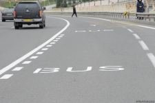 На ряде улиц и проспектов Баку создаются спецполосы для автобусов (ФОТО)