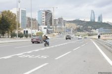 На ряде улиц и проспектов Баку создаются спецполосы для автобусов (ФОТО)