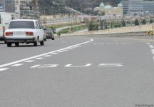 На ряде улиц и проспектов Баку создаются спецполосы для автобусов (ФОТО)