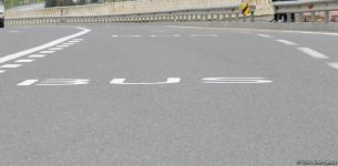 На ряде улиц и проспектов Баку создаются спецполосы для автобусов (ФОТО)