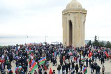 Лачинцы посетили Аллею шехидов в Баку (ФОТО)