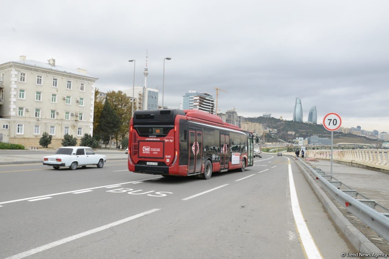 На ряде улиц и проспектов Баку создаются спецполосы для автобусов (ФОТО)
