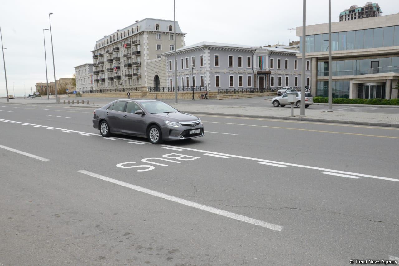 На ряде улиц и проспектов Баку создаются спецполосы для автобусов (ФОТО)