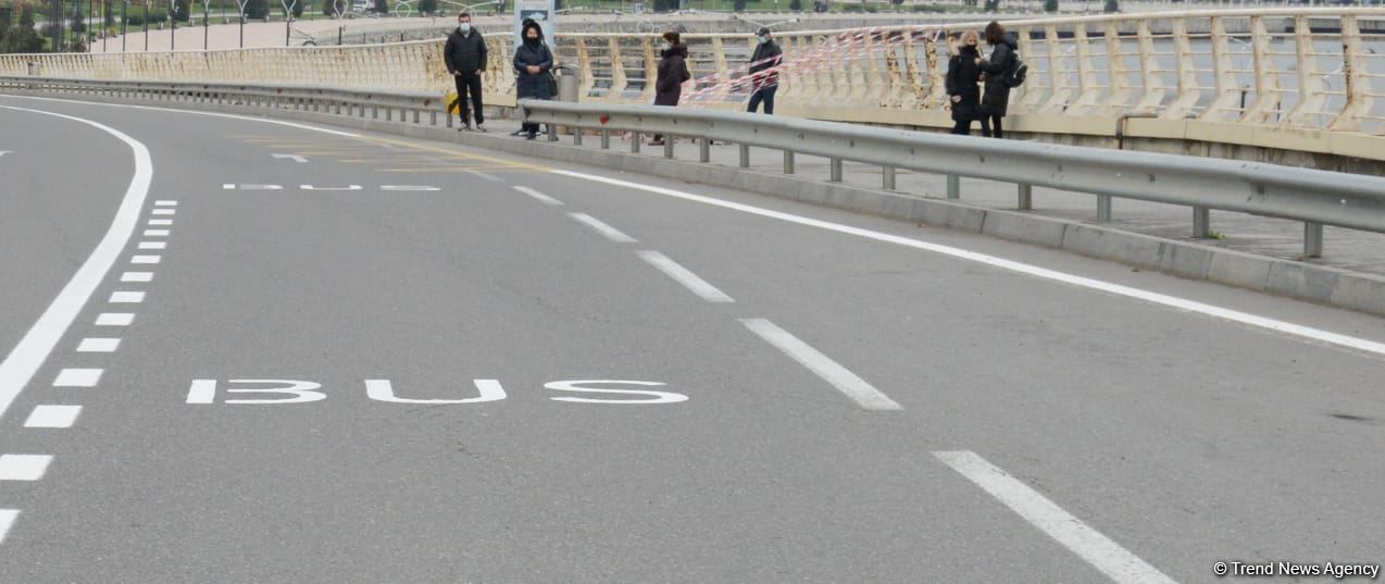 На ряде улиц и проспектов Баку создаются спецполосы для автобусов (ФОТО)