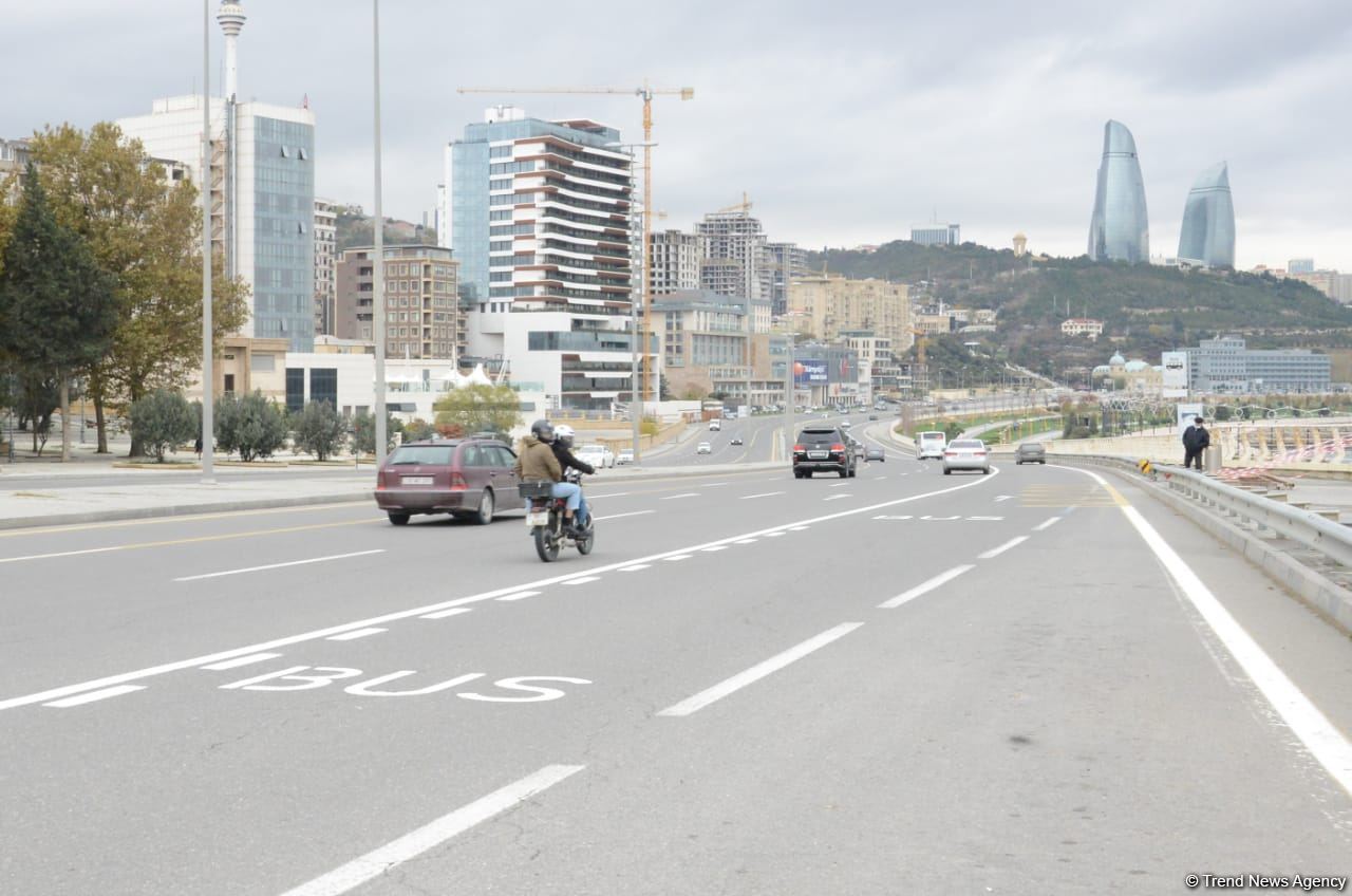 На ряде улиц и проспектов Баку создаются спецполосы для автобусов (ФОТО)