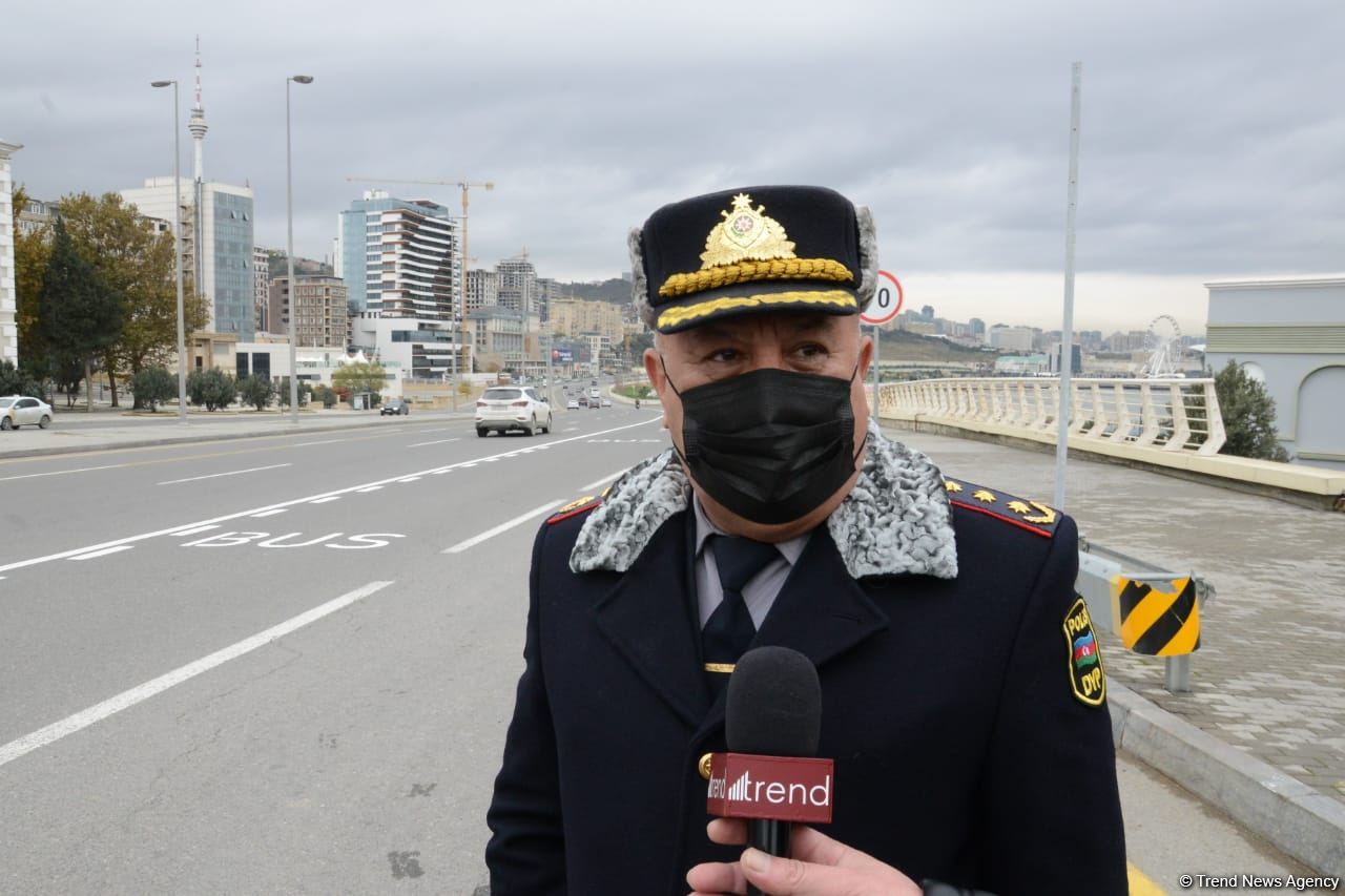 На ряде улиц и проспектов Баку создаются спецполосы для автобусов (ФОТО)