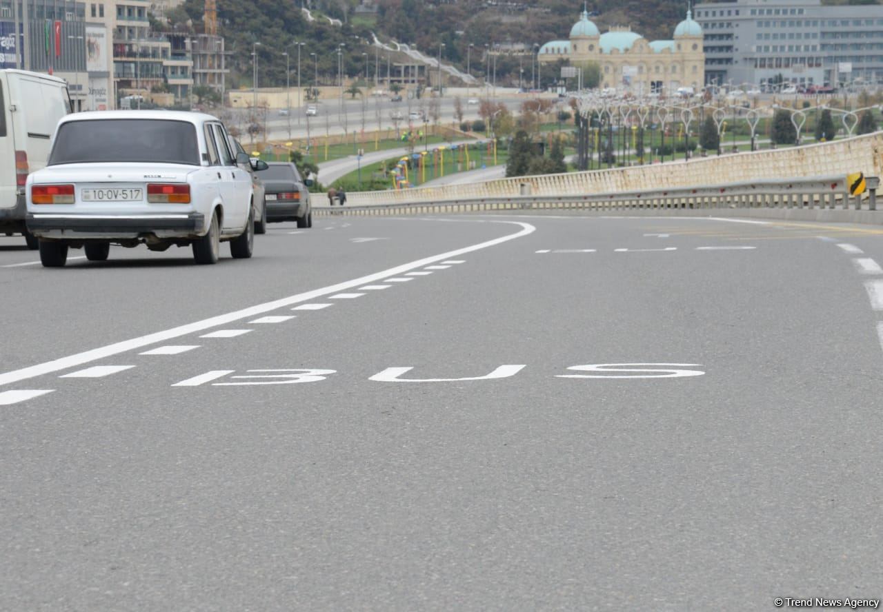 На ряде улиц и проспектов Баку создаются спецполосы для автобусов (ФОТО)