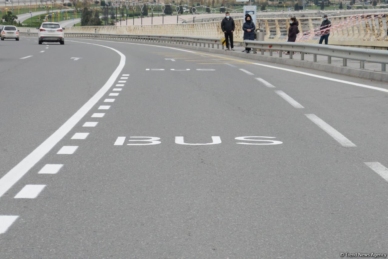 На ряде улиц и проспектов Баку создаются спецполосы для автобусов (ФОТО)