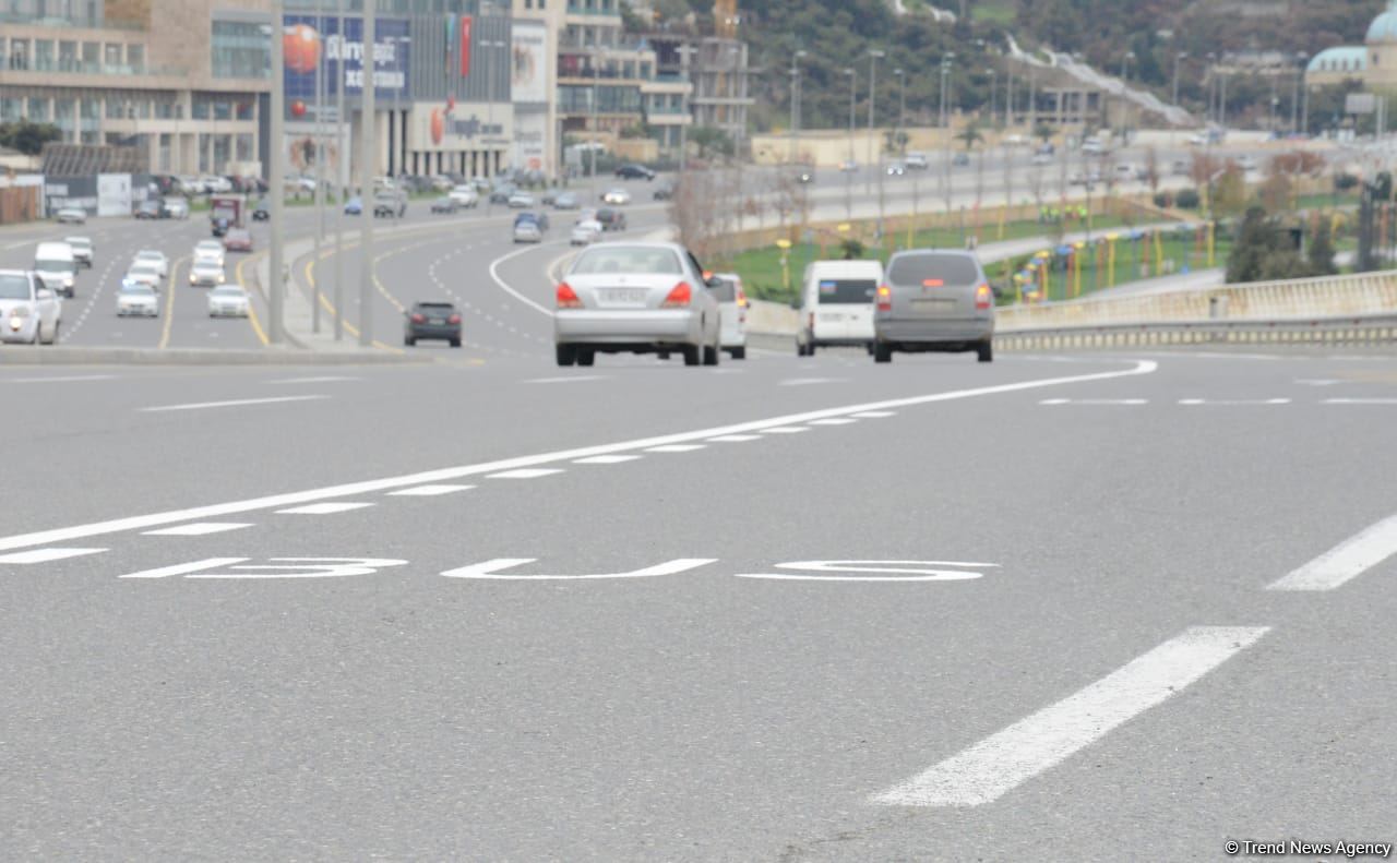 На ряде улиц и проспектов Баку создаются спецполосы для автобусов (ФОТО)