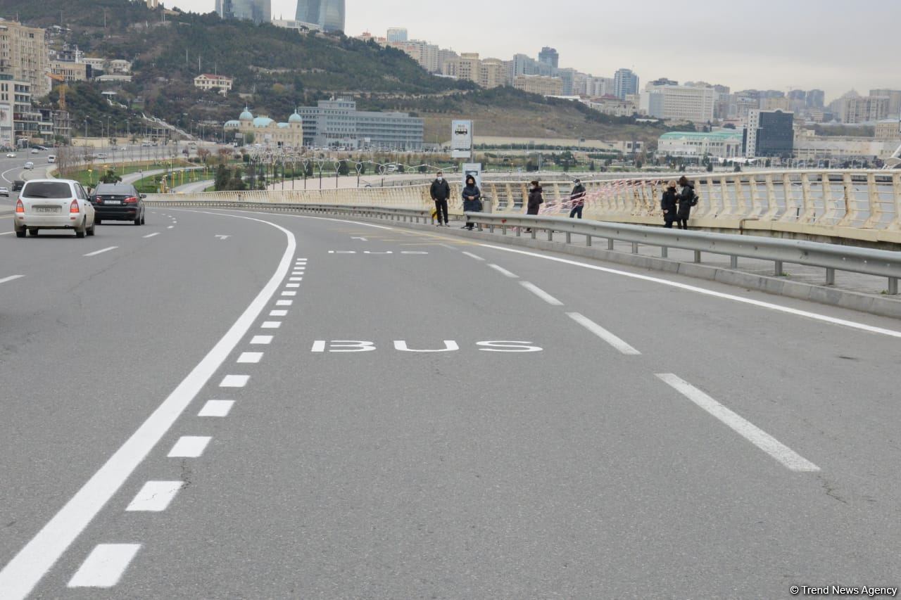 На ряде улиц и проспектов Баку создаются спецполосы для автобусов (ФОТО)
