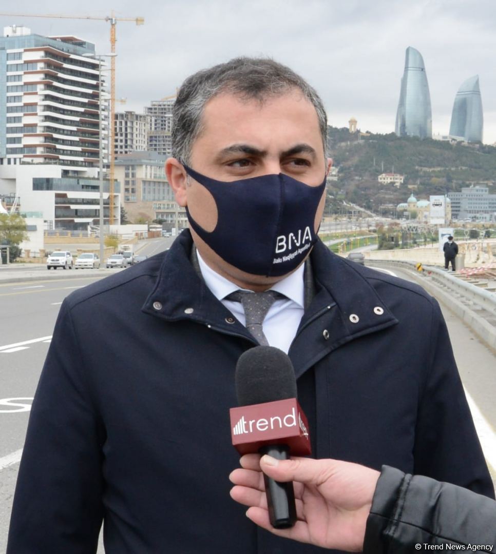 На ряде улиц и проспектов Баку создаются спецполосы для автобусов (ФОТО)