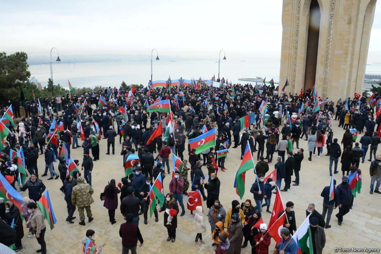 Лачинцы посетили Аллею шехидов в Баку (ФОТО)