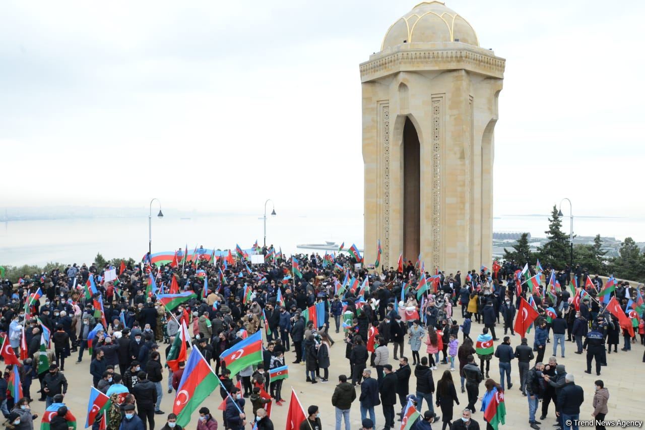 Лачинцы посетили Аллею шехидов в Баку (ФОТО)