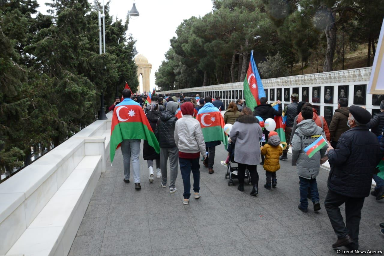 Лачинцы посетили Аллею шехидов в Баку (ФОТО)