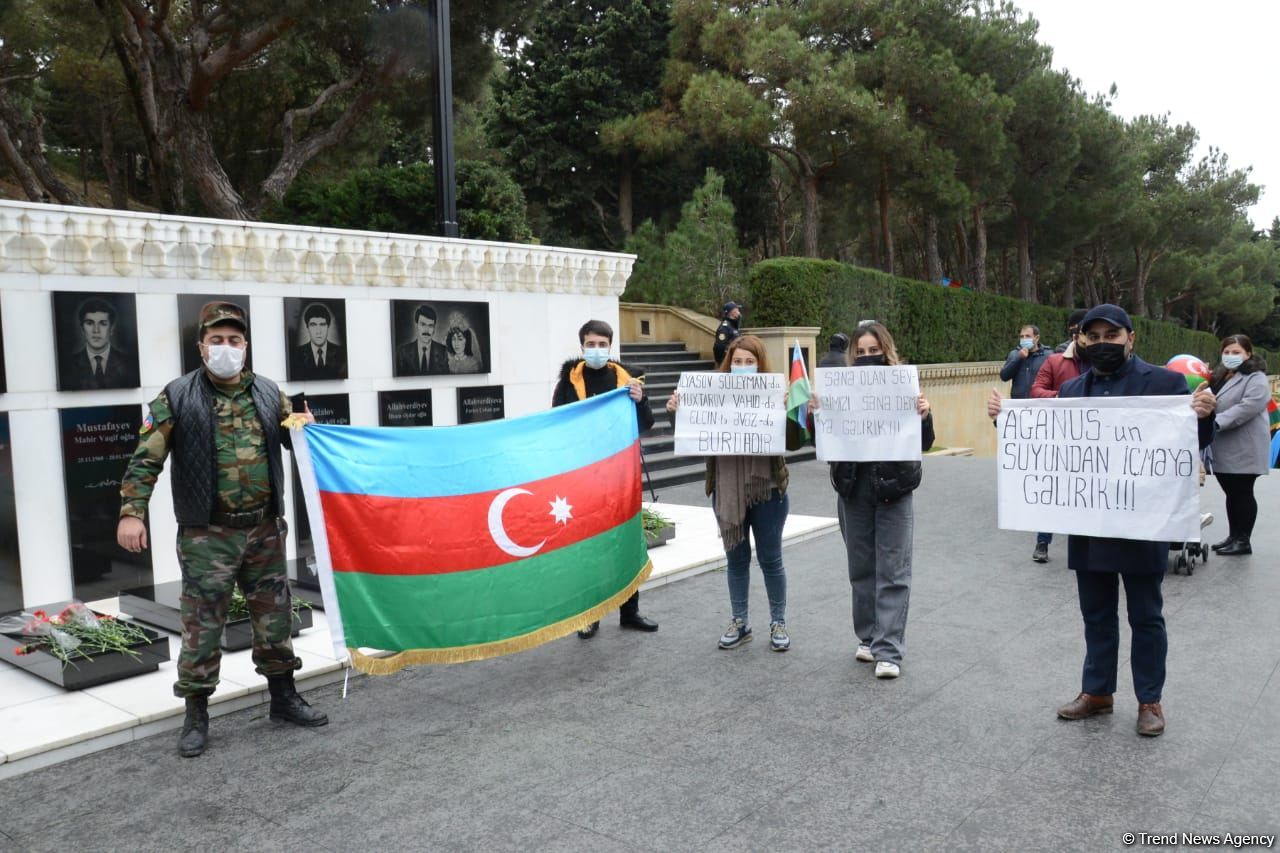 Лачинцы посетили Аллею шехидов в Баку (ФОТО)